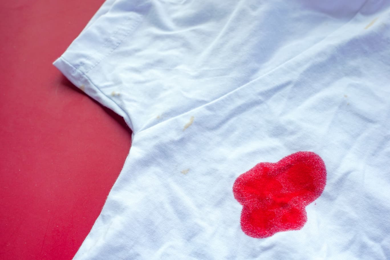 Comment enlever une tache de sang sur du coton : mes astuces qui marchent vraiment