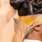 Coloration blonde sur cheveux noirs sans décoloration : est-ce vraiment possible ?