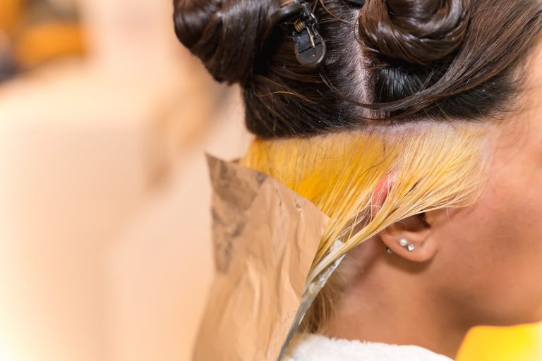 Coloration blonde sur cheveux noirs sans décoloration : est-ce vraiment possible ?