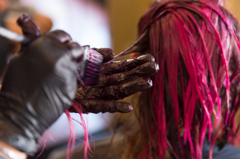 Peut-on faire une couleur après un lissage brésilien ?