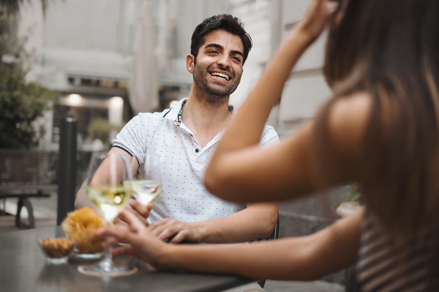 Comment savoir si un homme voit plusieurs femmes : les signes qui ne trompent pas