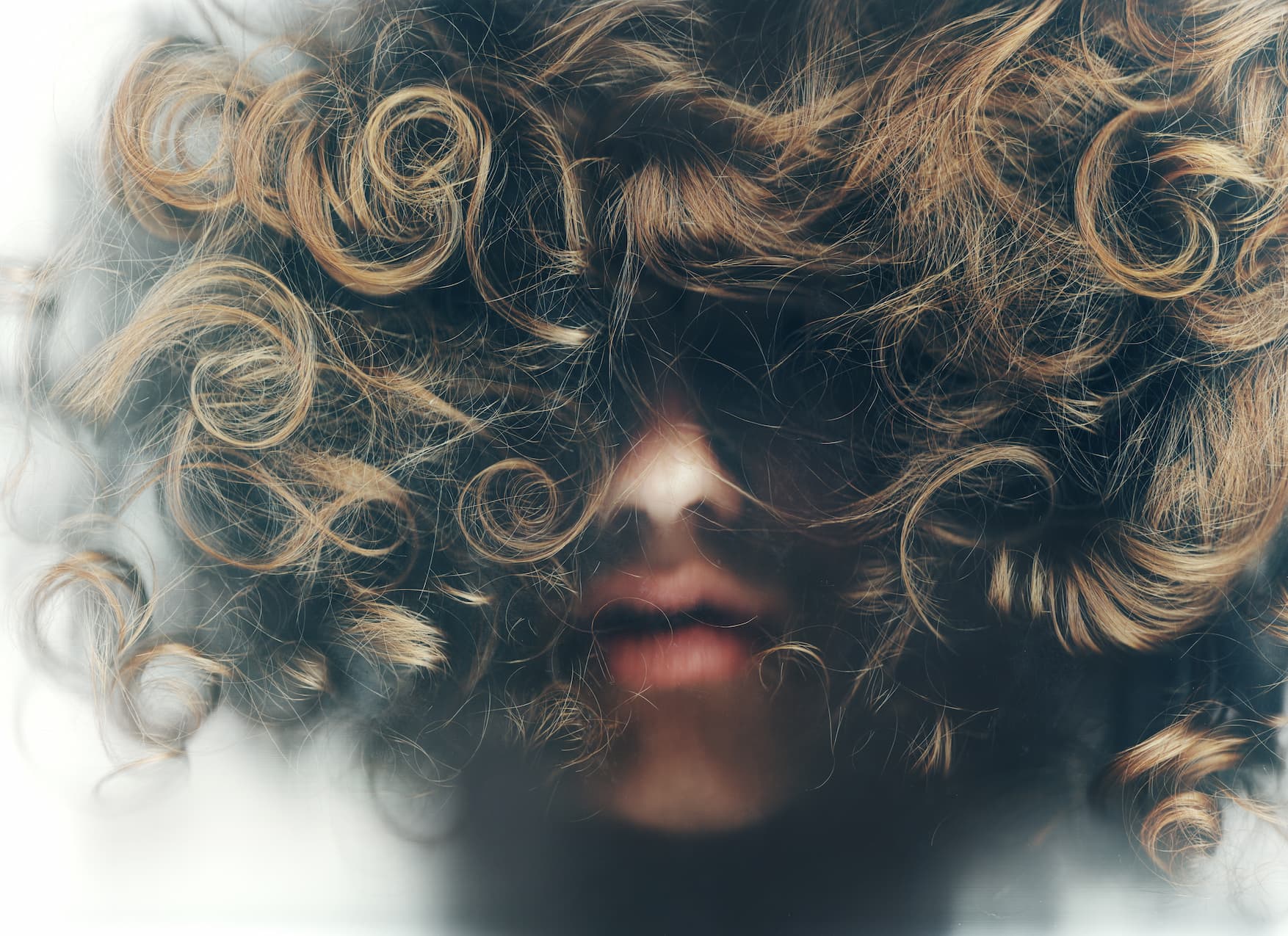 Coiffure de nuit pour avoir les cheveux bouclés : ma méthode qui marche vraiment