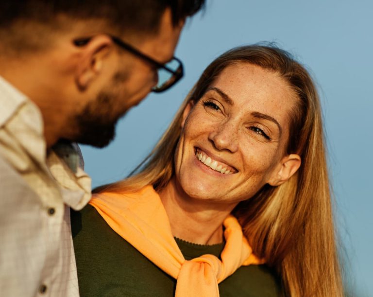 Jeu de regard entre un homme et une femme