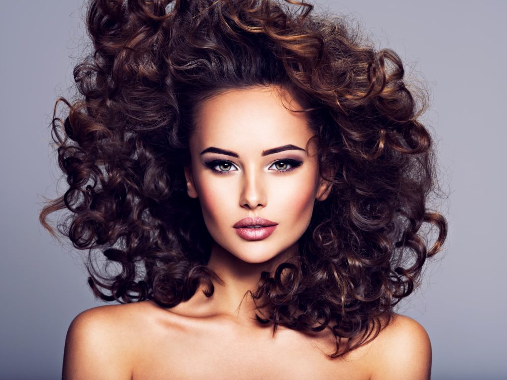 Coiffure de nuit pour avoir les cheveux bouclés : ma méthode qui marche vraiment