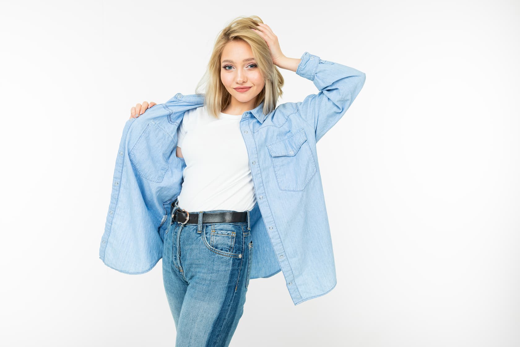 Comment porter une chemise oversize avec un jean femme