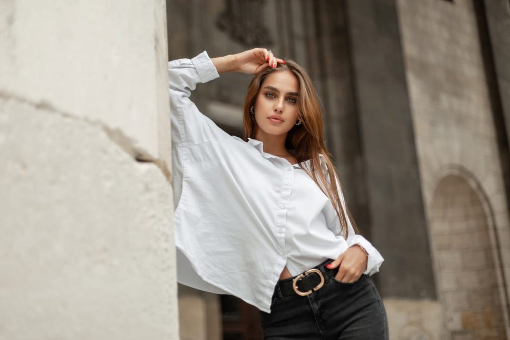 Comment porter une chemise oversize avec un jean femme