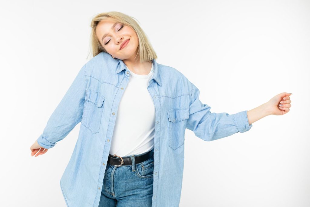 Comment porter une chemise oversize avec un jean femme