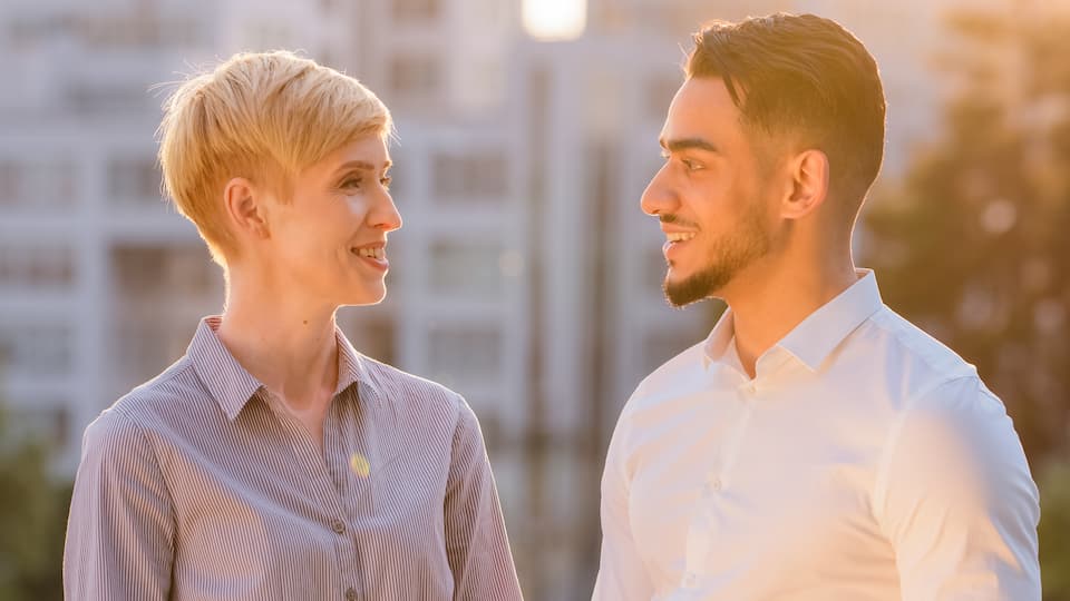 Jeu de regard entre un homme et une femme