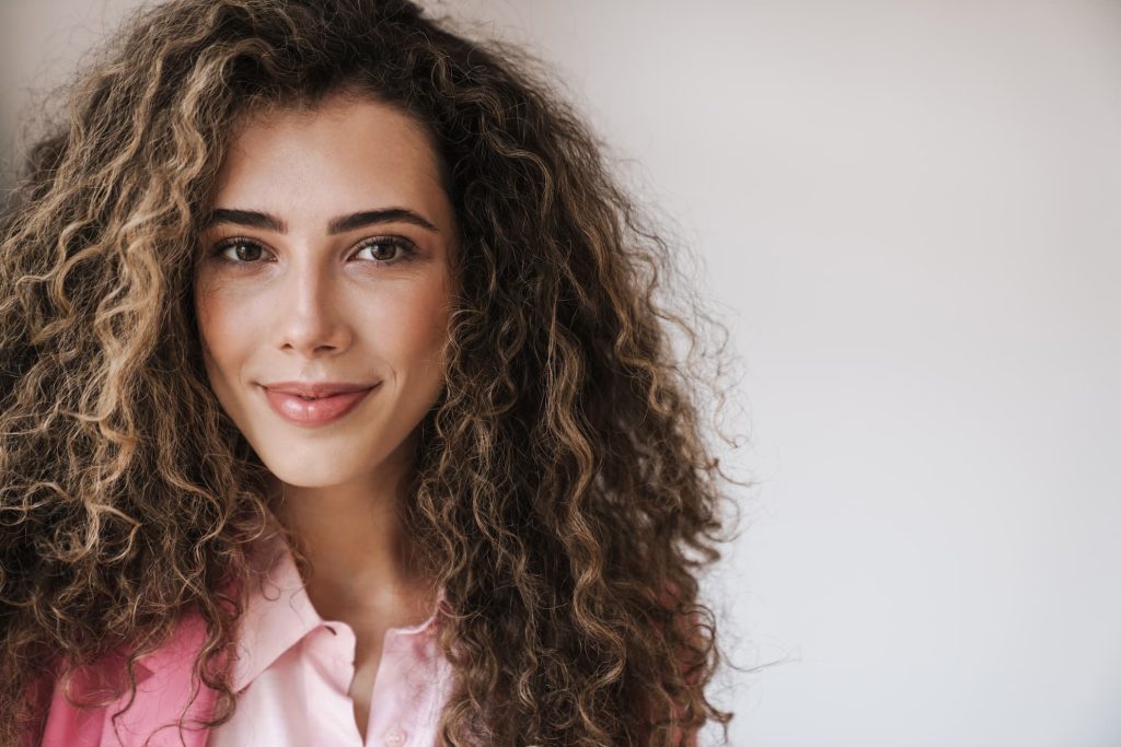Coiffure de nuit pour avoir les cheveux bouclés : ma méthode qui marche vraiment