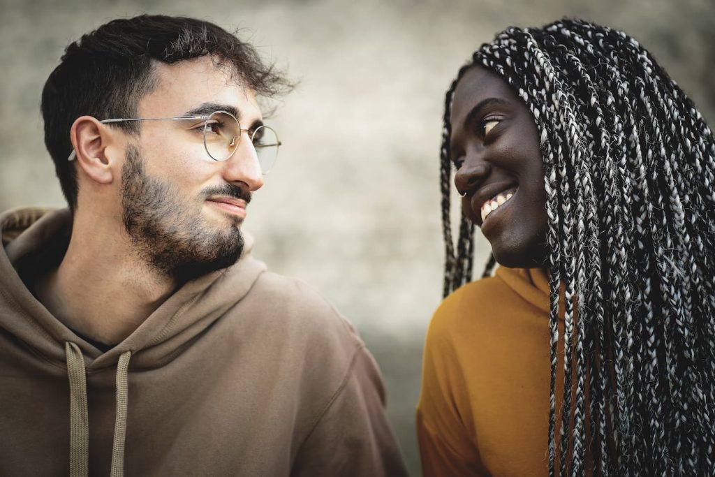 Jeu de regard entre un homme et une femme
