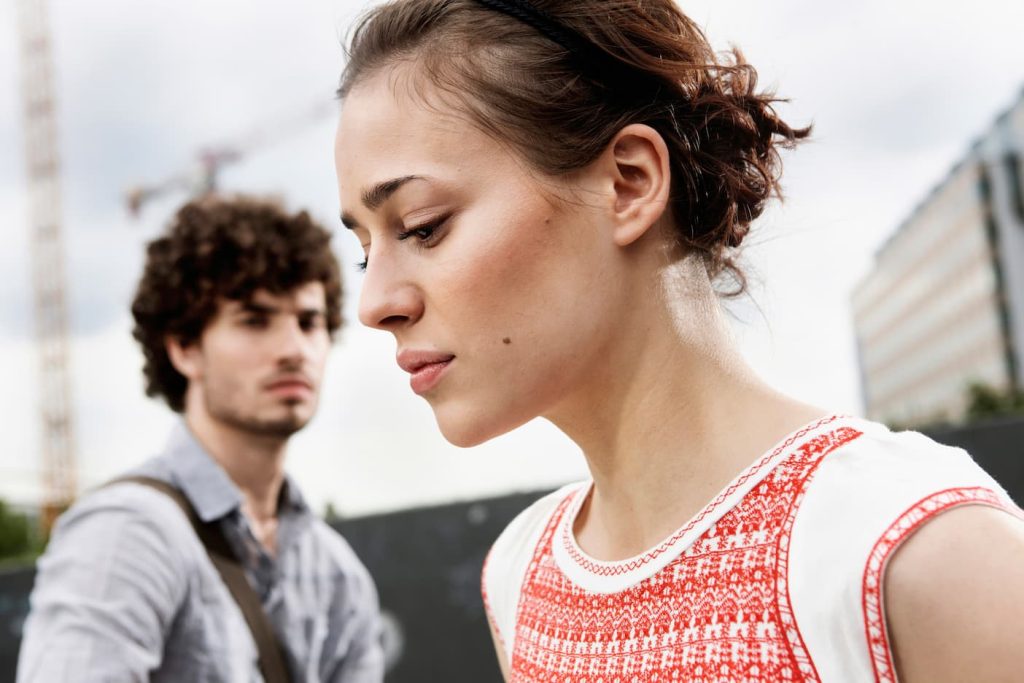 Pourquoi une femme fuit le regard d'un homme