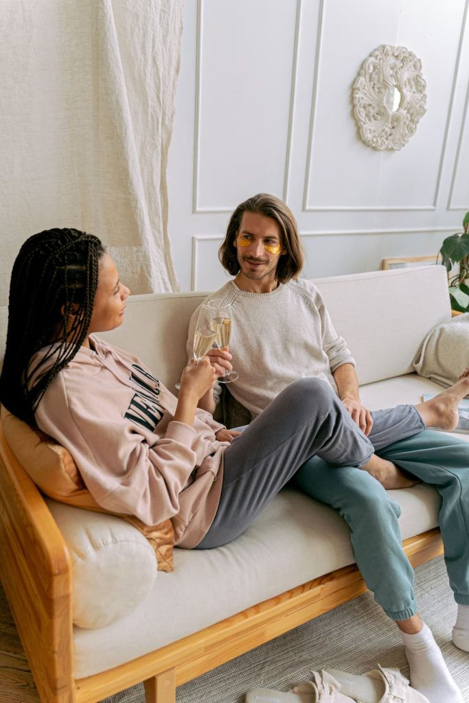 Quand une femme invite un homme chez elle