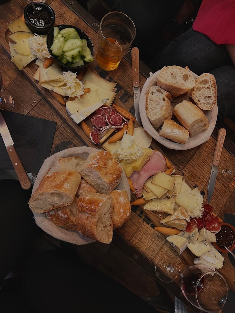 Une femme enceinte peut-elle manger de la raclette ?